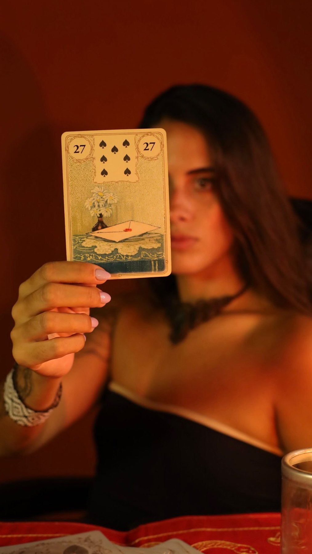 Ana Terra durante a leitura do baralho cigano