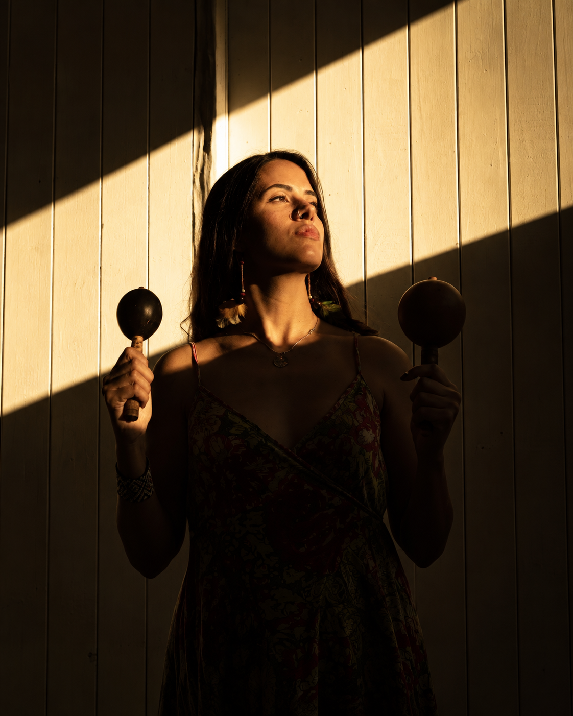Ana Terra com instrumentos de percussão em luz dourada
