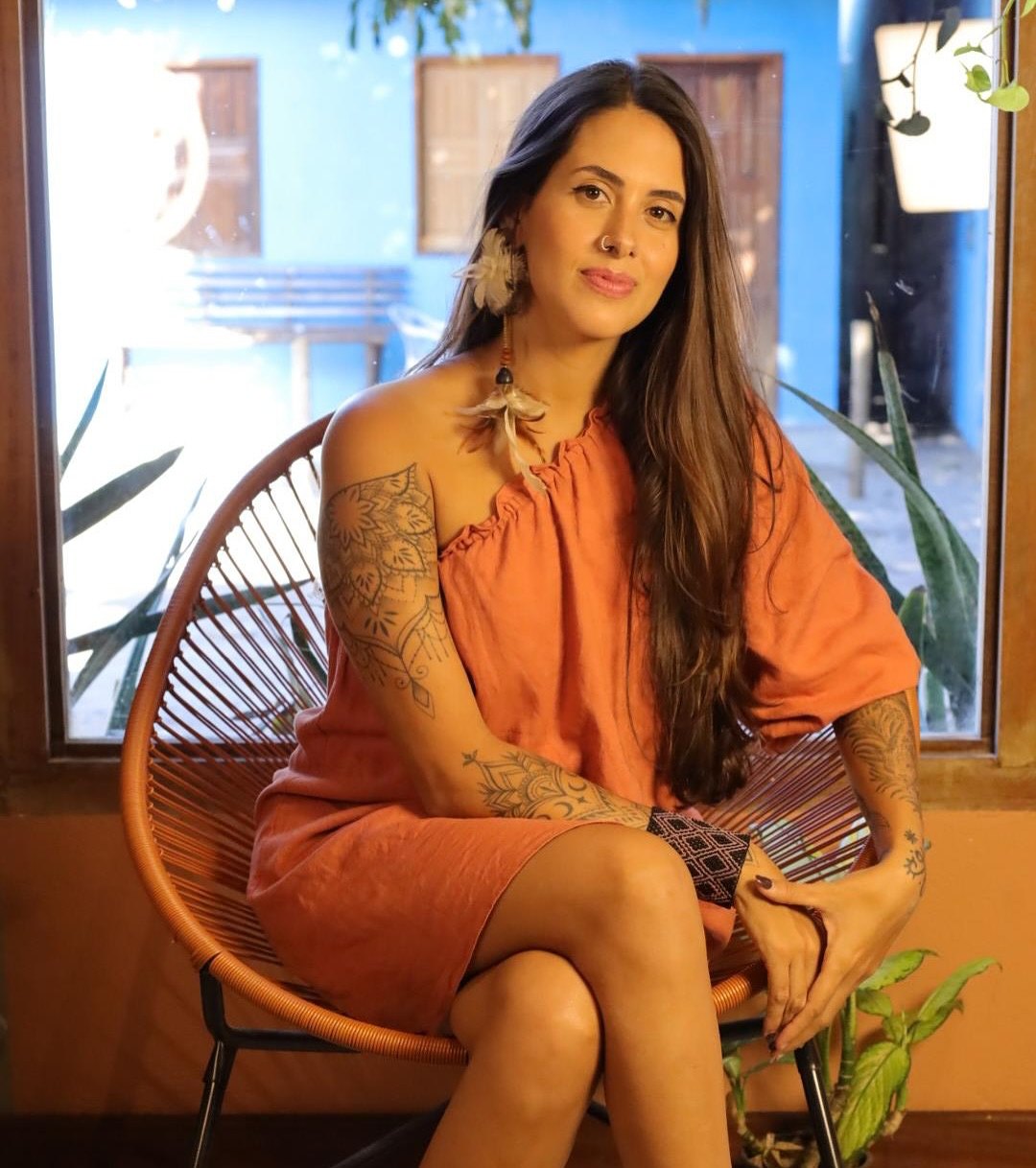 Ana Terra em seu estúdio
