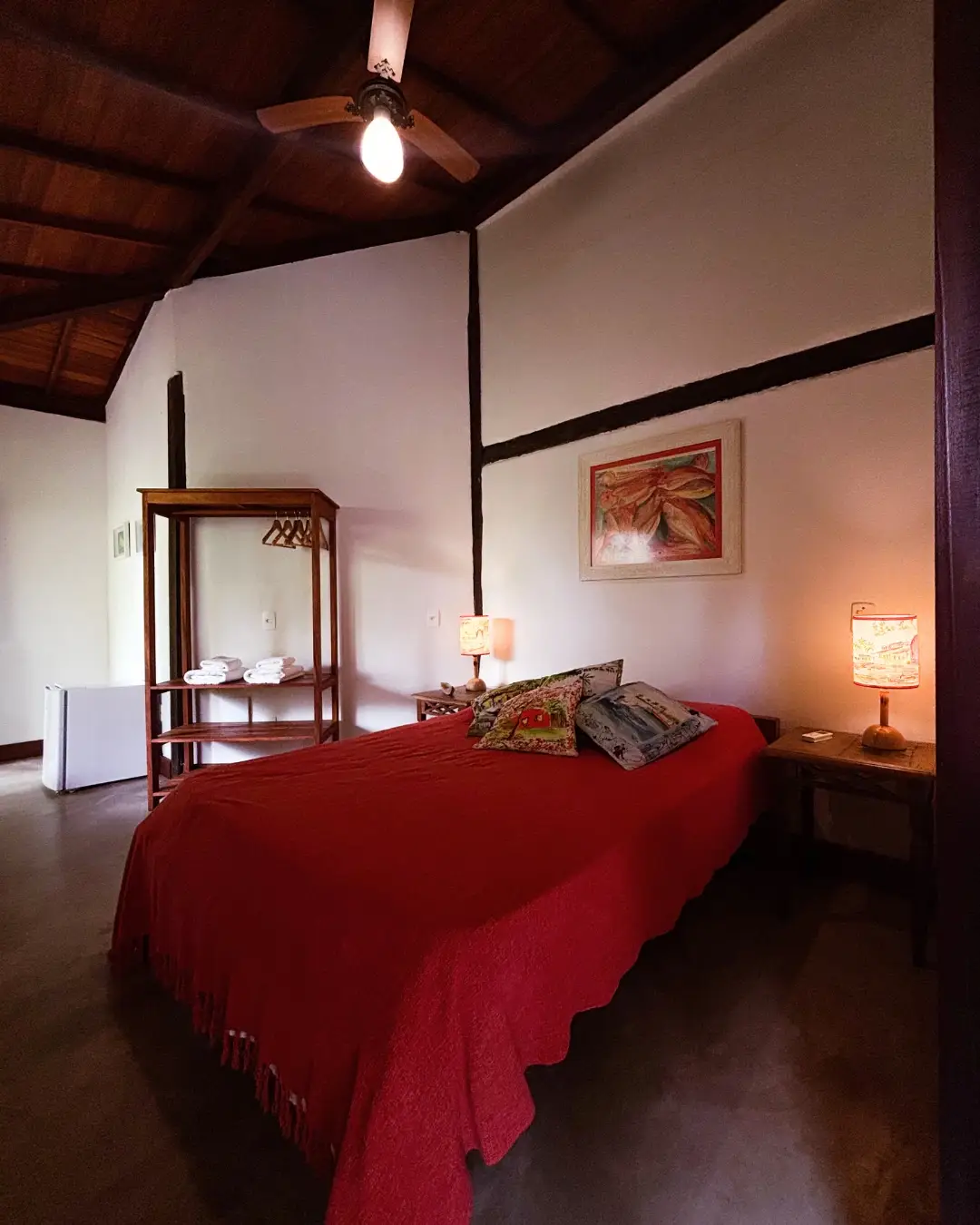 Quarto do Bangalô 6 com cama de casal e pé-direito alto