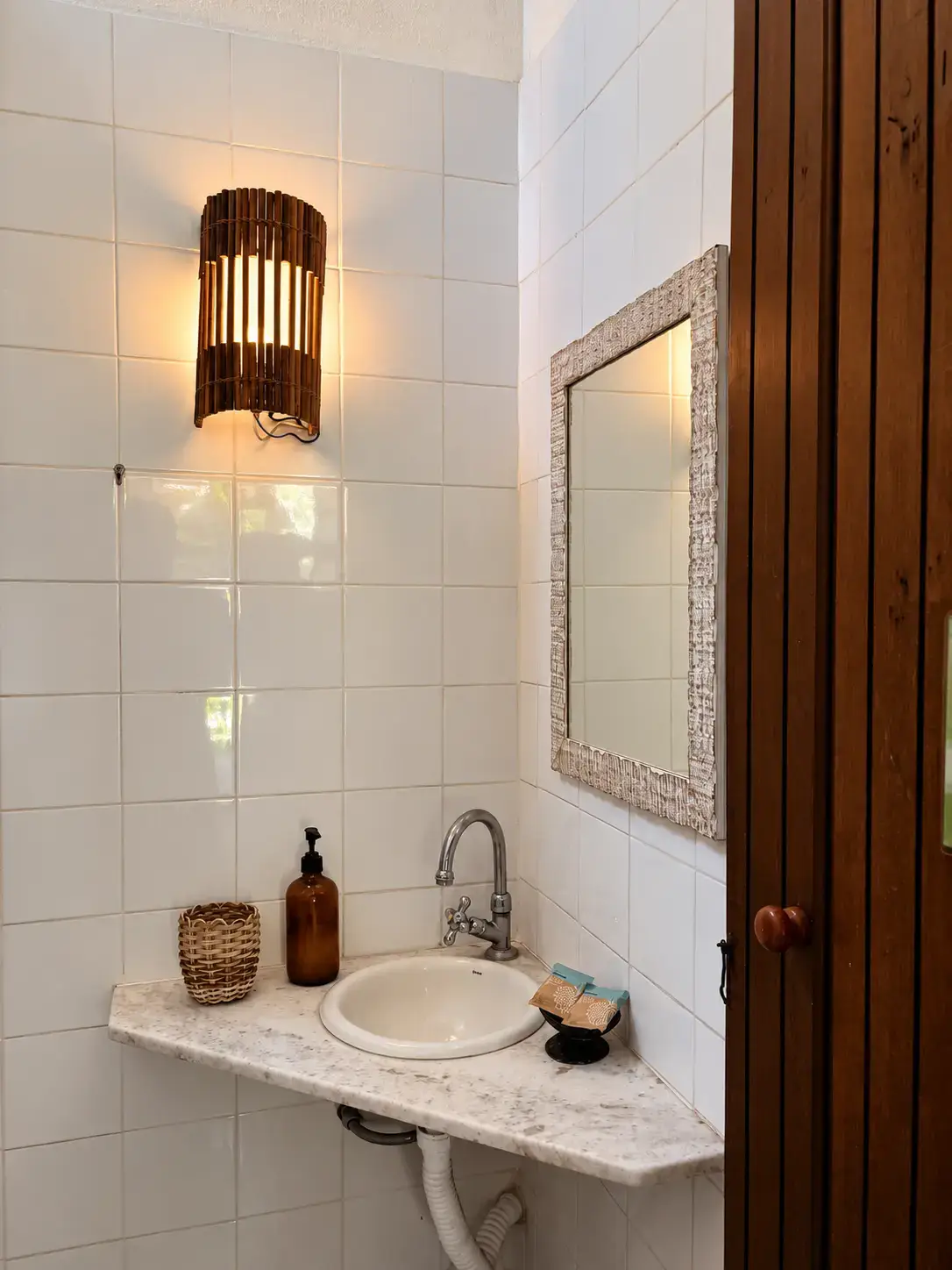 Lavabo do Bangalô 7 com iluminação suave