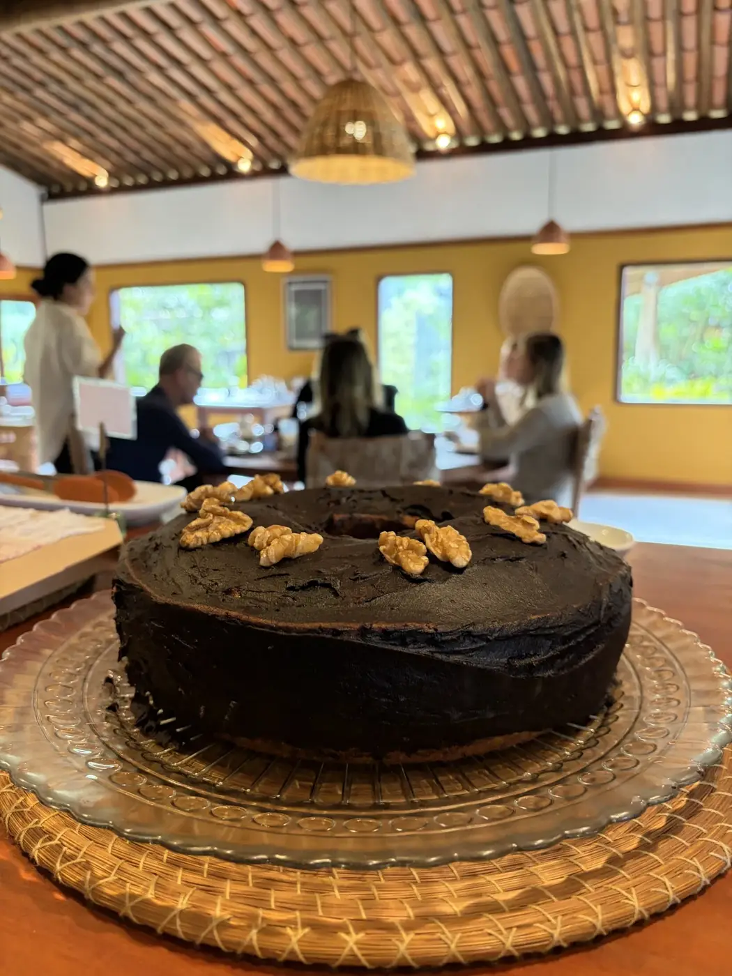 Bolo servido na mesa do café da manhã da Pousada Terra, em Caraíva