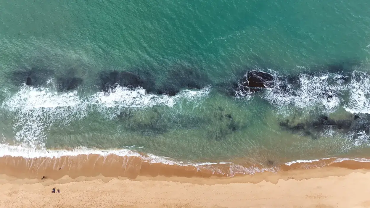 Vista aérea dos recifes e piscinas naturais da Pedra do Nego