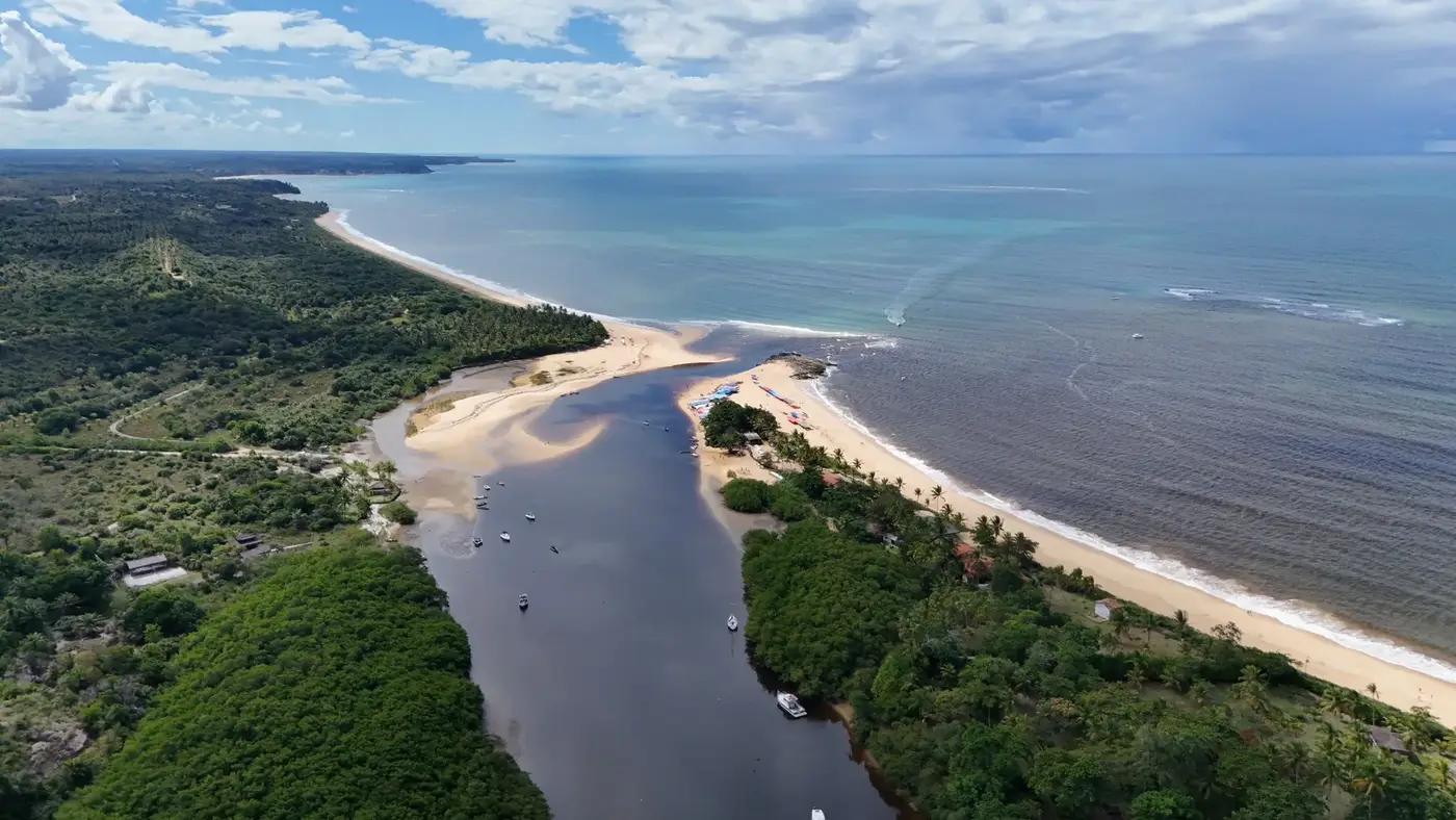 Vista aérea da Ponta da Barra, onde o Rio Caraíva encontra o mar