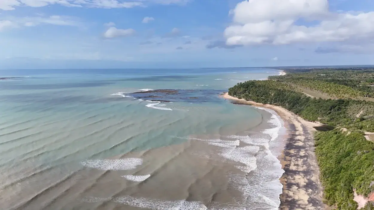 Vista aérea da Praia do Satu e litoral da Vila de Caraíva