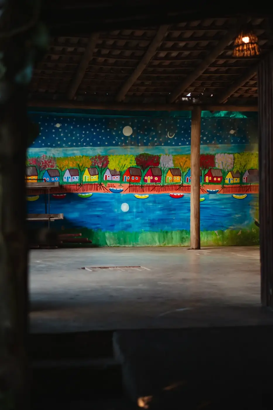 Pintura de Duca Caraíva com casas e embarcações
