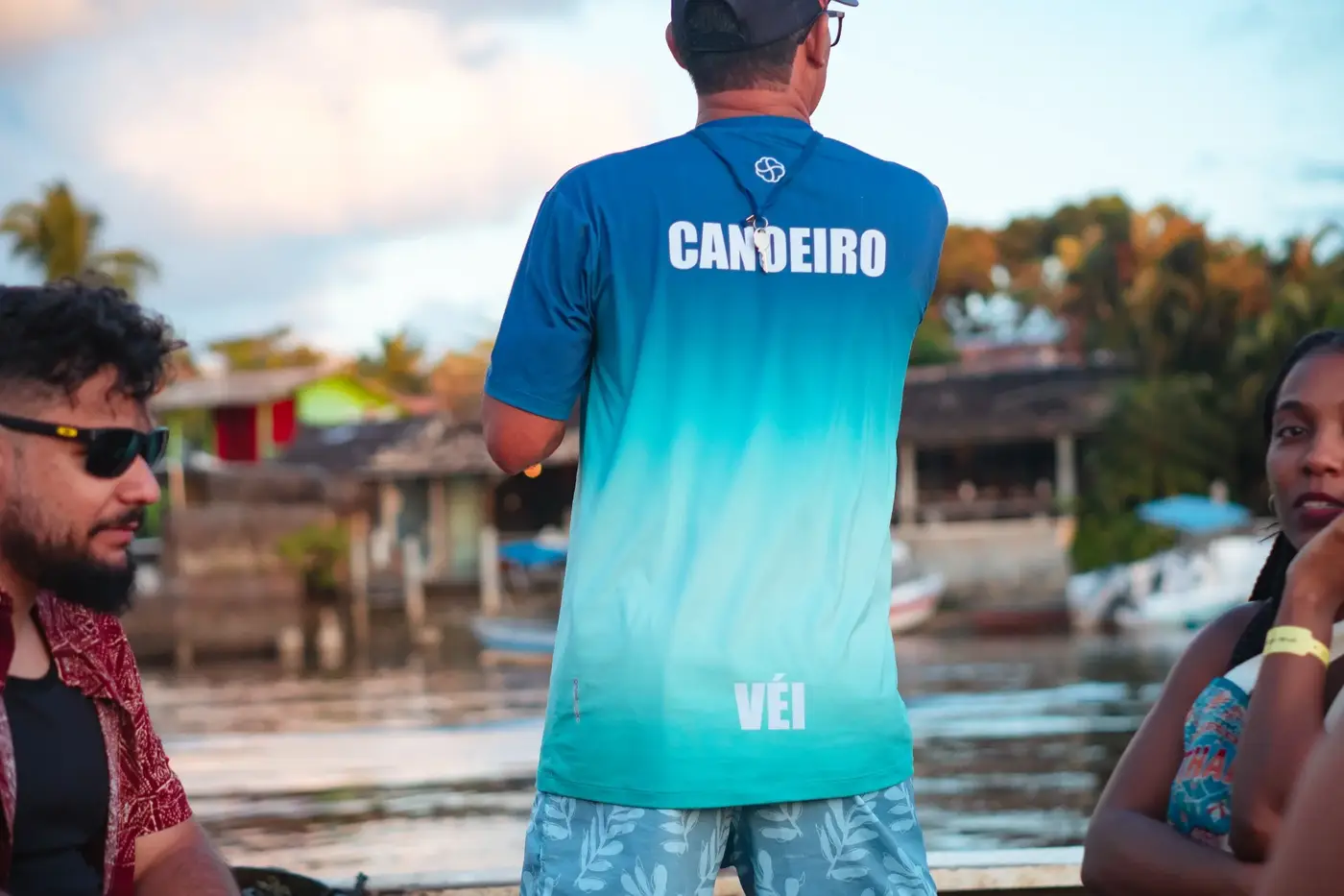 Canoeiro em Caraíva, próximo ao rio, durante uma travessia na vila