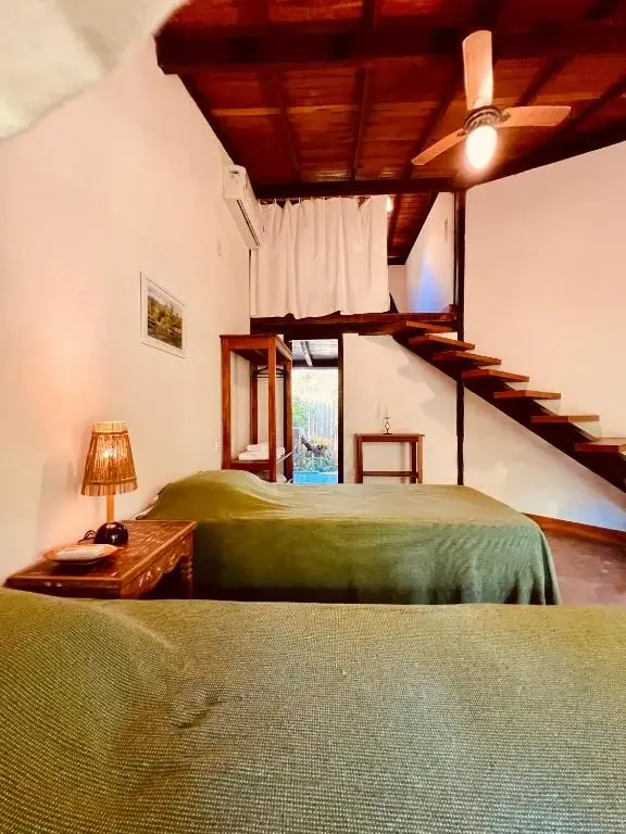 Escada de madeira que leva ao mezanino