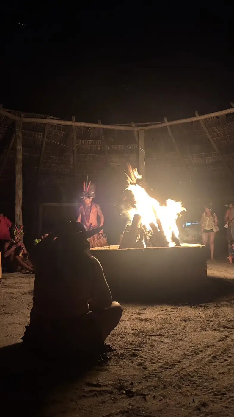 Atividade comunitária Pataxó em torno da fogueira