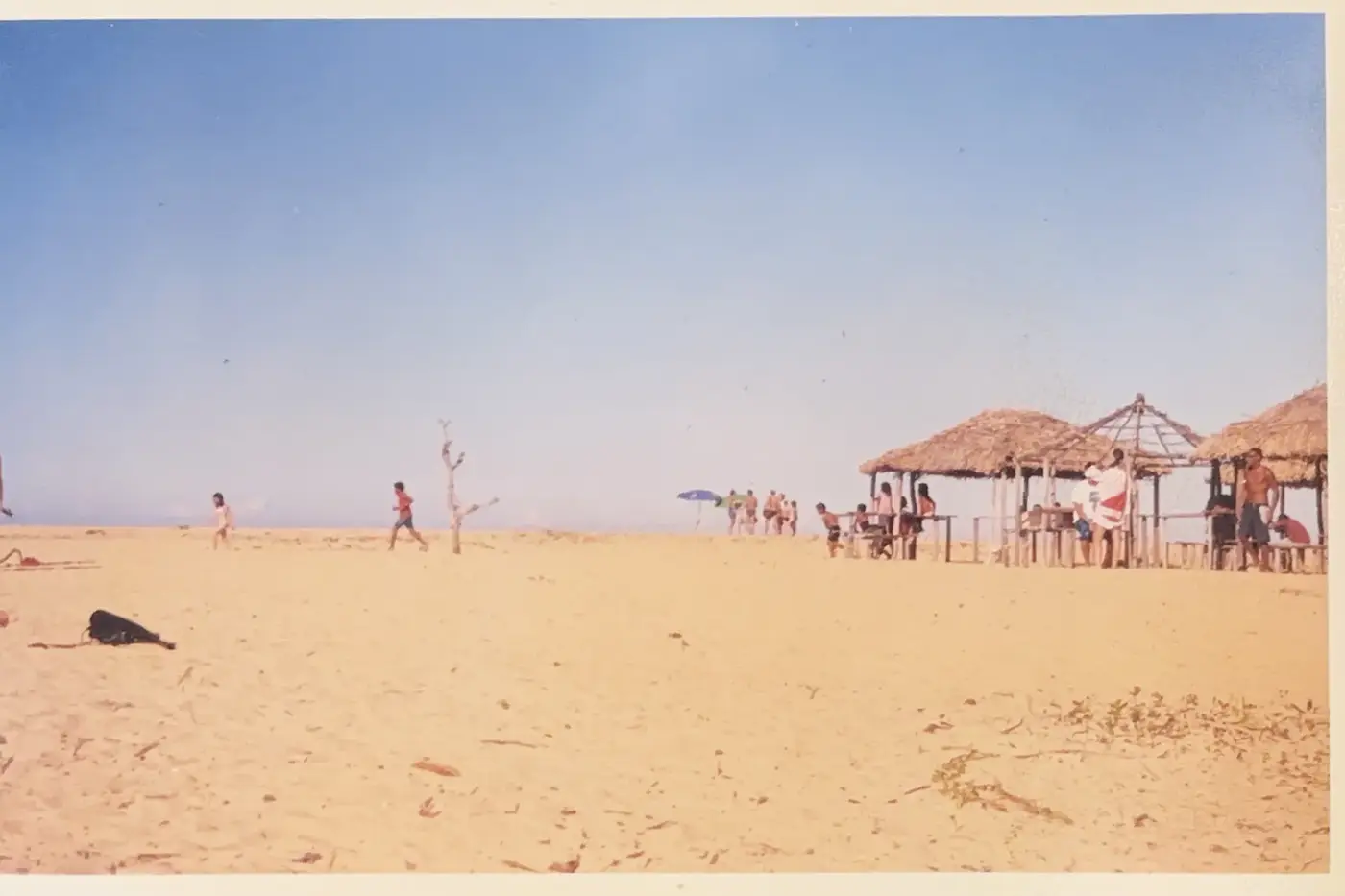 Praia e vila de Caraíva em fotografia antiga
