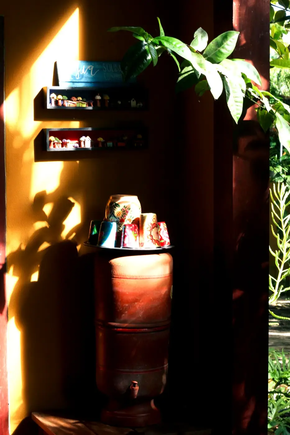 Água e objetos do salão iluminados pelo sol