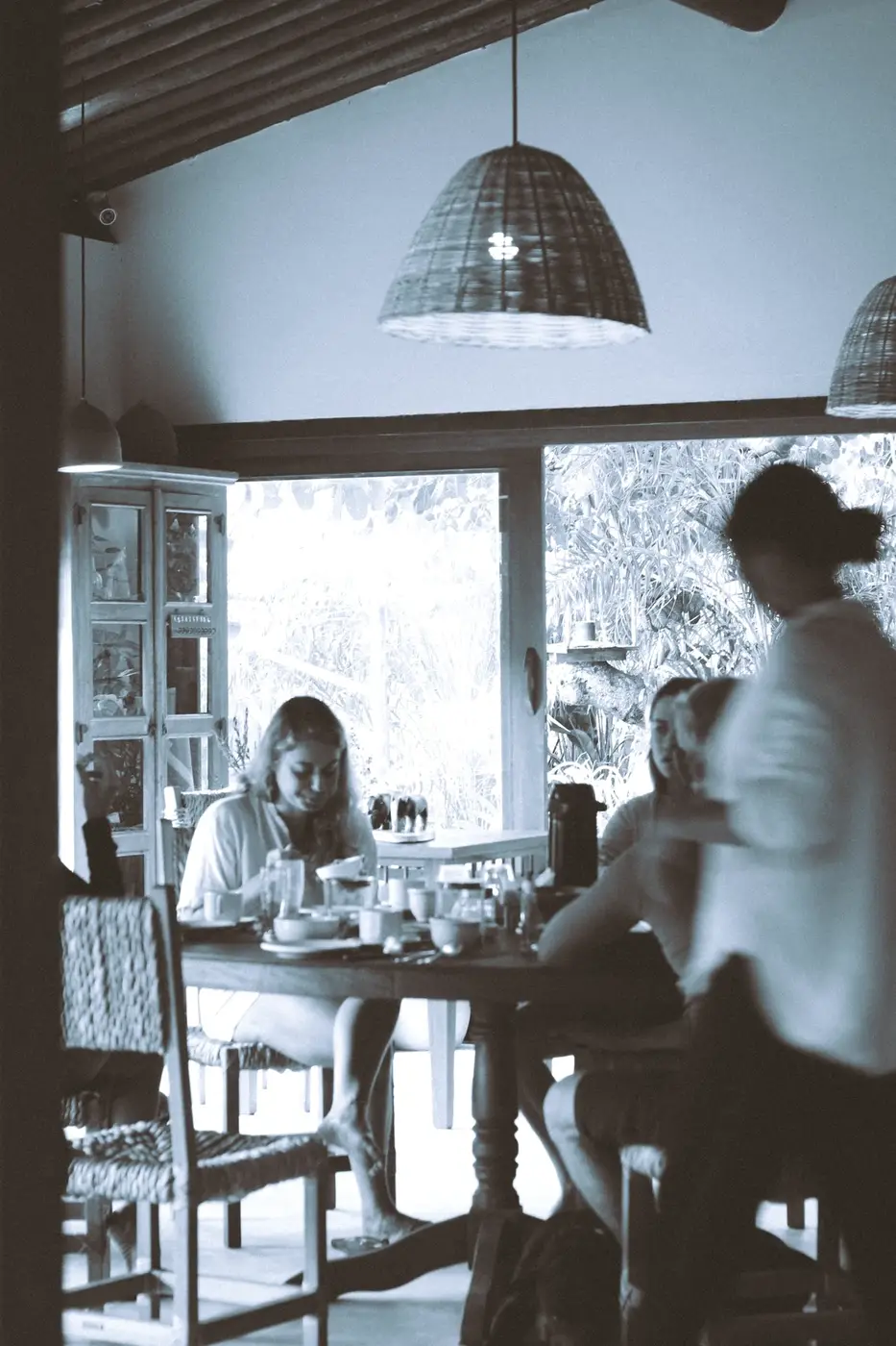 Hóspedes durante o café da manhã, fotografia em preto e branco
