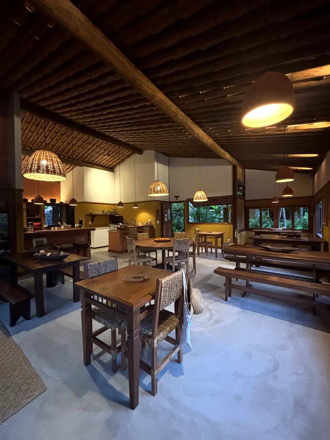 Interior do salão de café da manhã e mesas de madeira