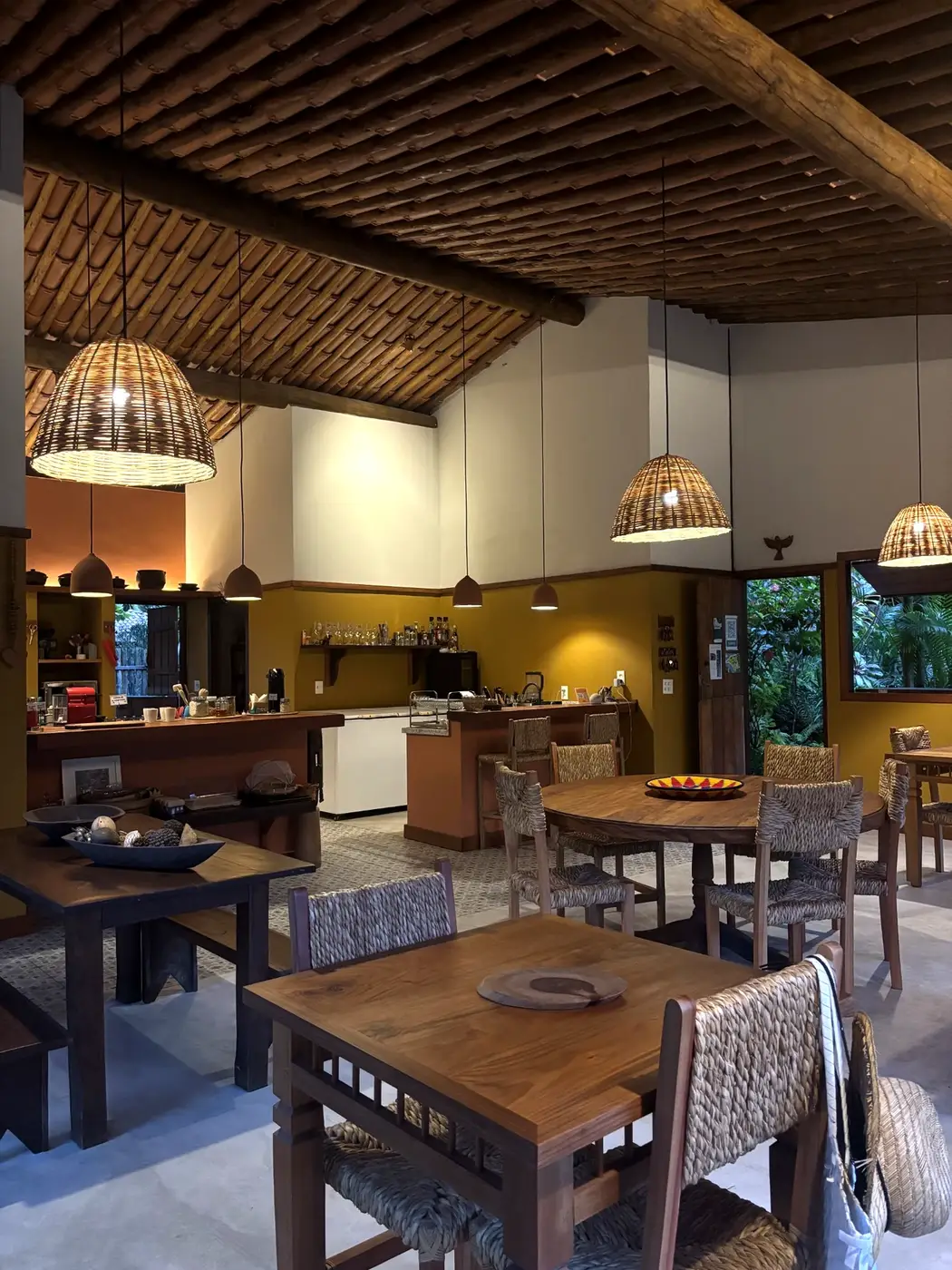 Salão do café da manhã com mesas e teto de madeira