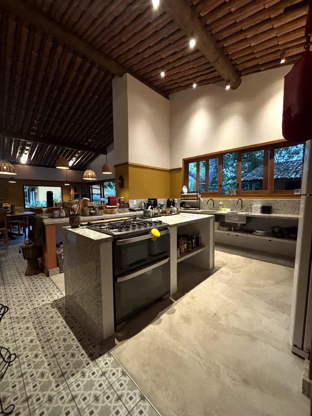 Cozinha renovada da Pousada Terra com bancada central