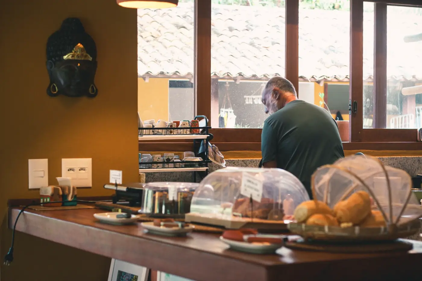 Café da manhã servido no salão da pousada