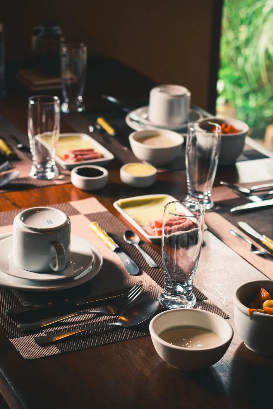 Louças, xícaras e acompanhamentos sobre a mesa