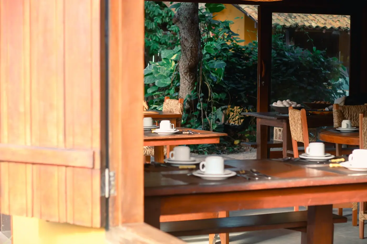 Mesa de café da manhã à vista do jardim pela janela