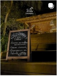 Entrada da creperia à noite